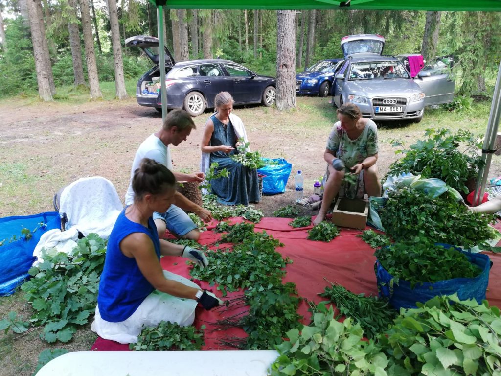 Pirtsslotiņu siešana mežā